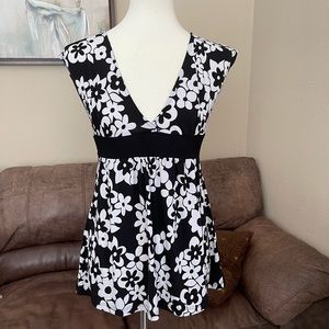 Forever 21 black and white empire waist V cut top, XS